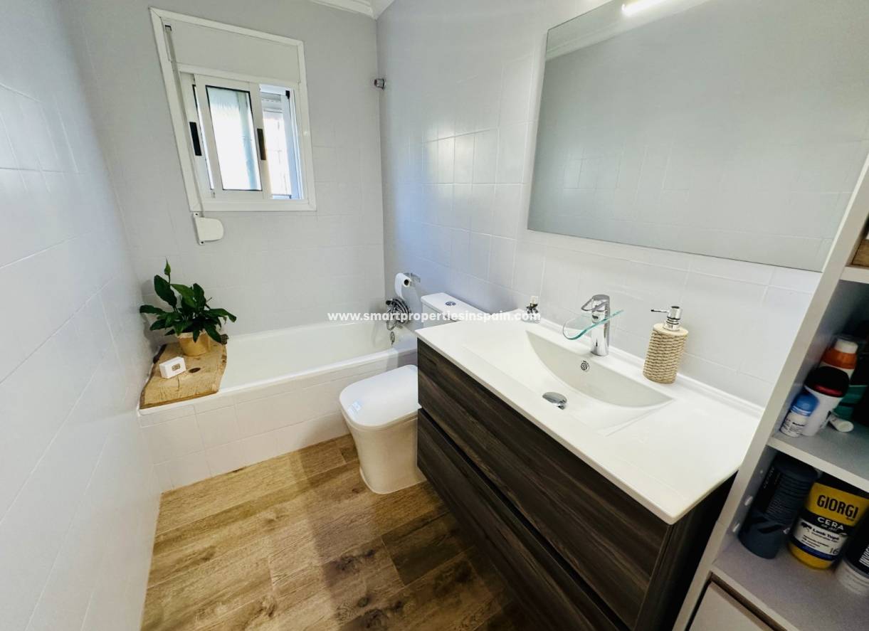 Reventa - Chalet Independiente - La Marina - Urbanización La Marina