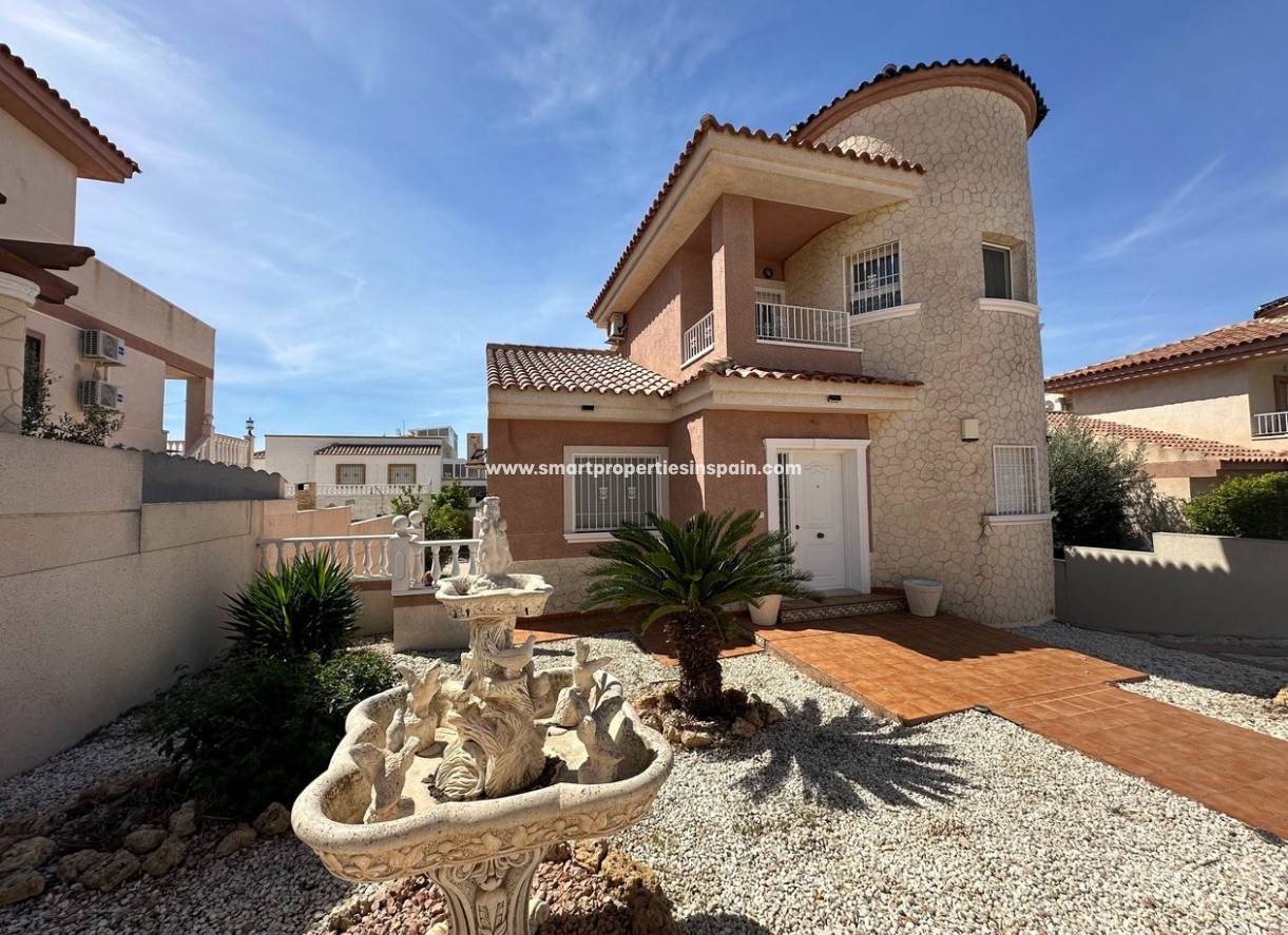 Reventa - Chalet Independiente - La Marina - Urbanización La Marina