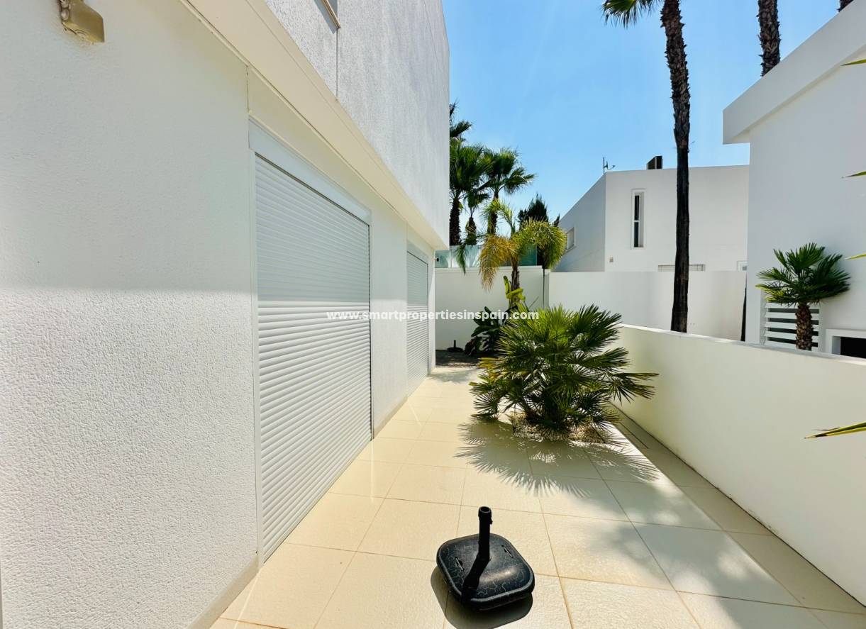 Reventa - Chalet Independiente - La Marina - Urbanización La Marina