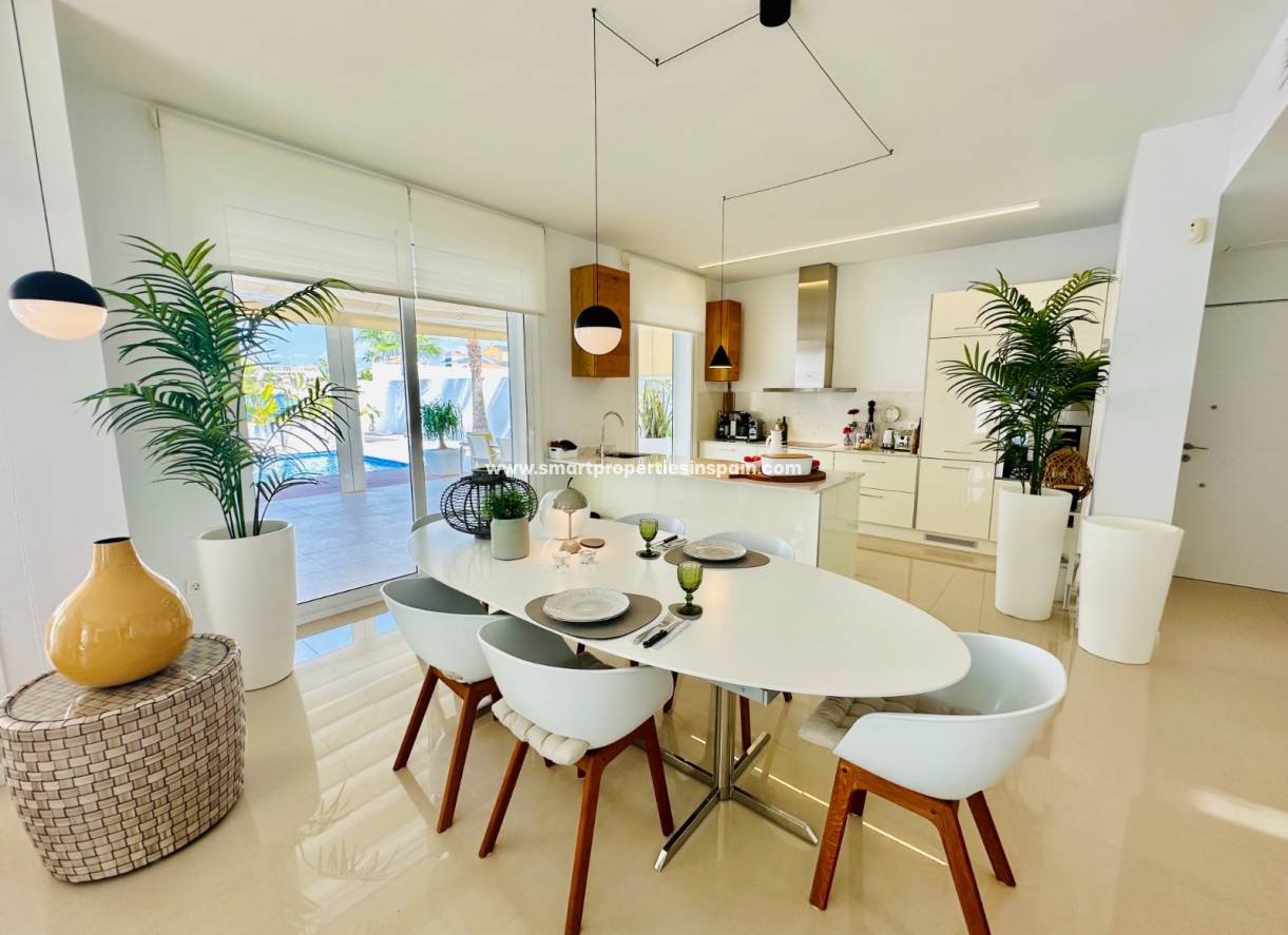 Reventa - Chalet Independiente - La Marina - Urbanización La Marina