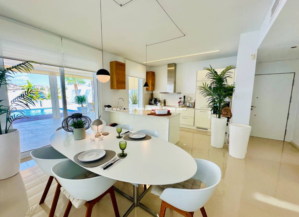 Reventa - Chalet Independiente - La Marina - Urbanización La Marina