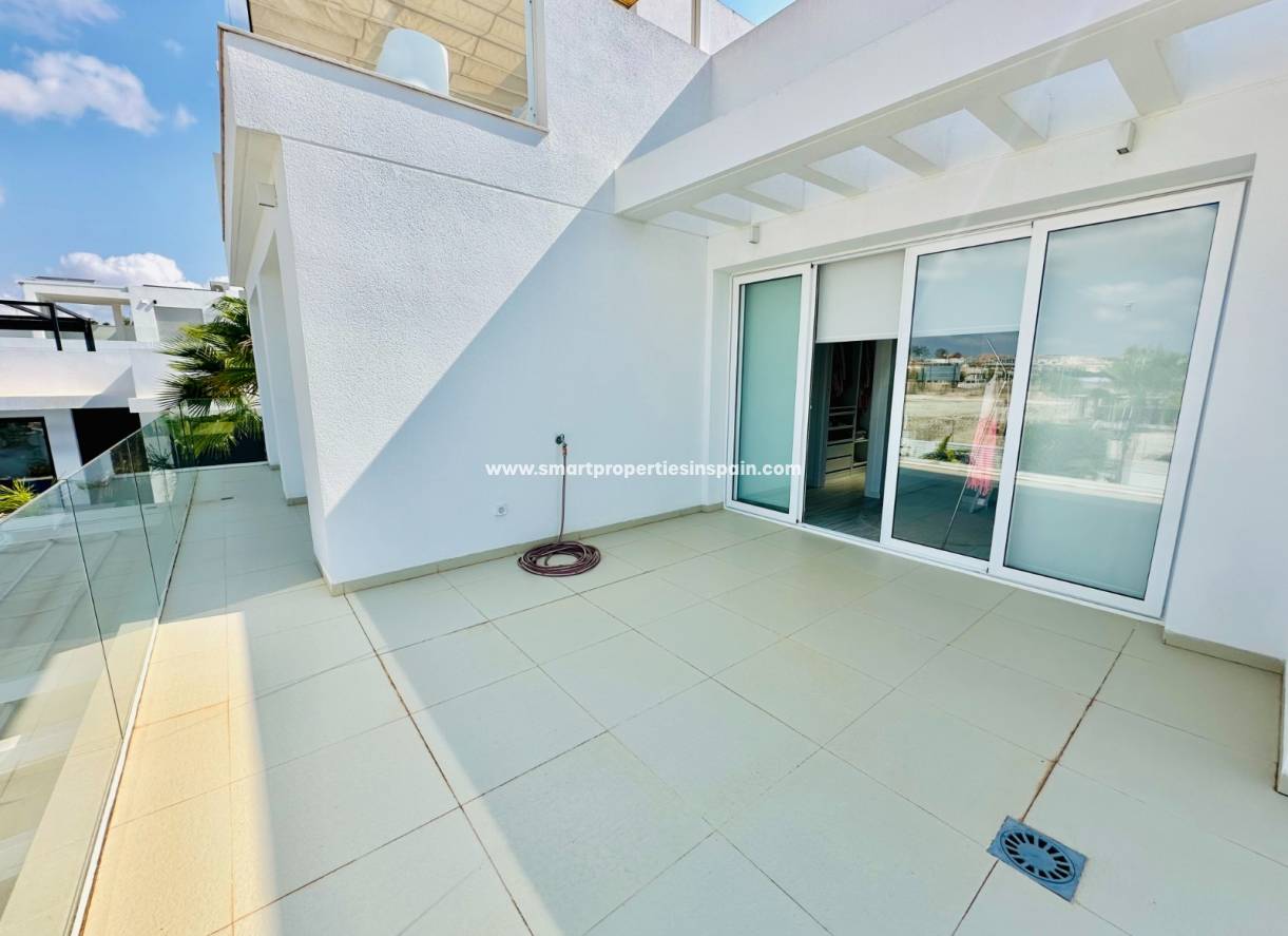 Reventa - Chalet Independiente - La Marina - Urbanización La Marina