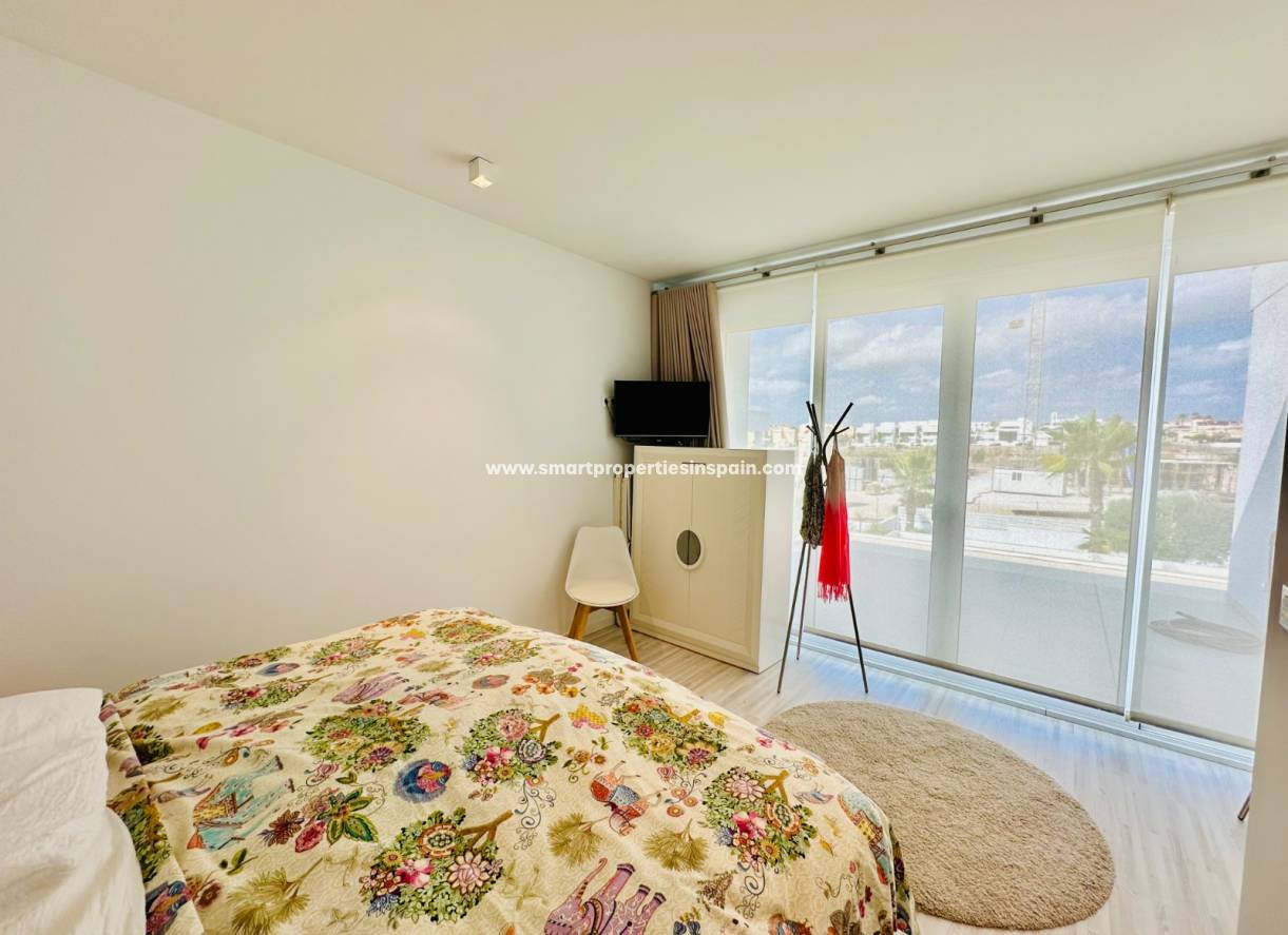 Reventa - Chalet Independiente - La Marina - Urbanización La Marina