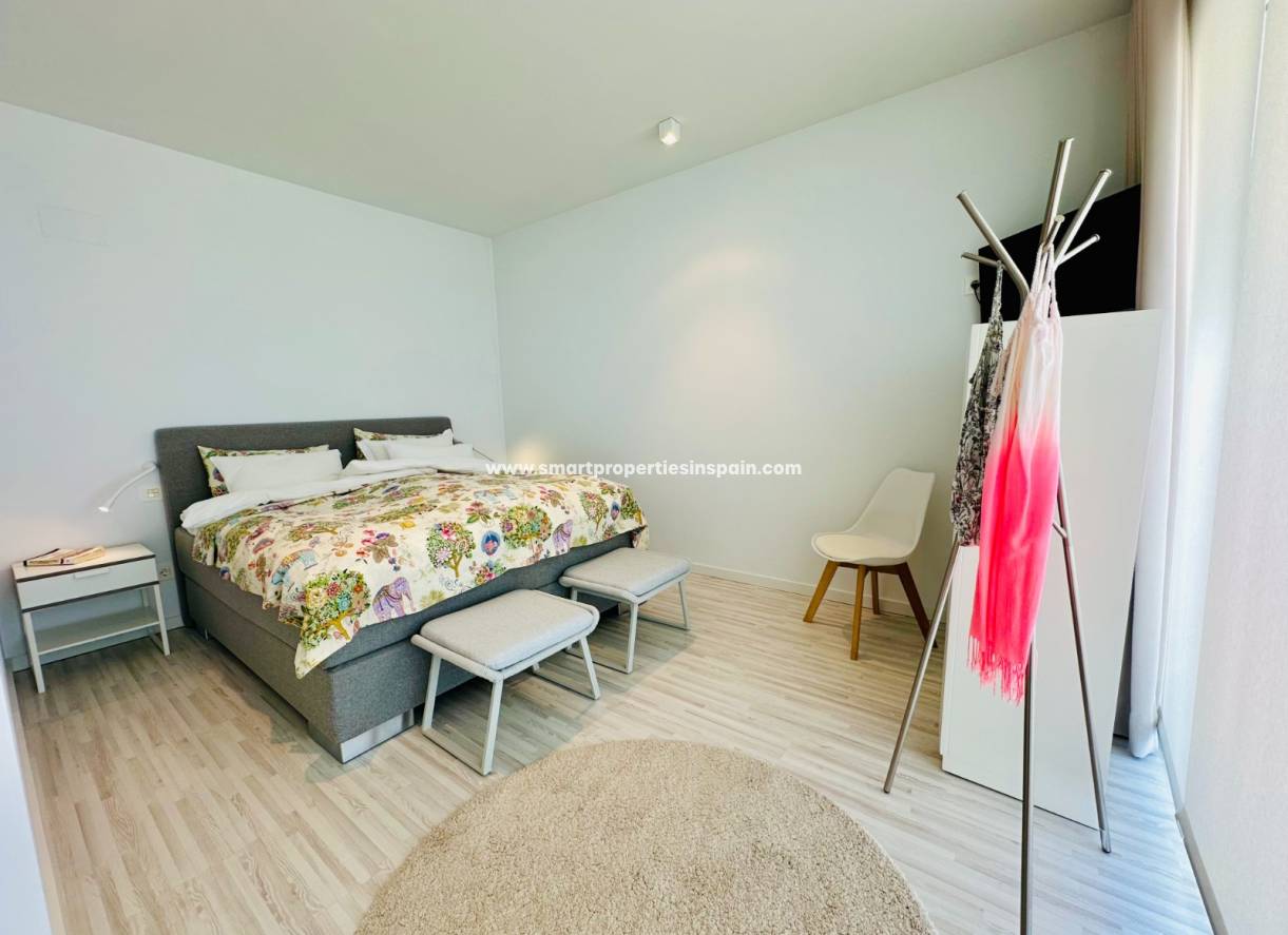 Reventa - Chalet Independiente - La Marina - Urbanización La Marina