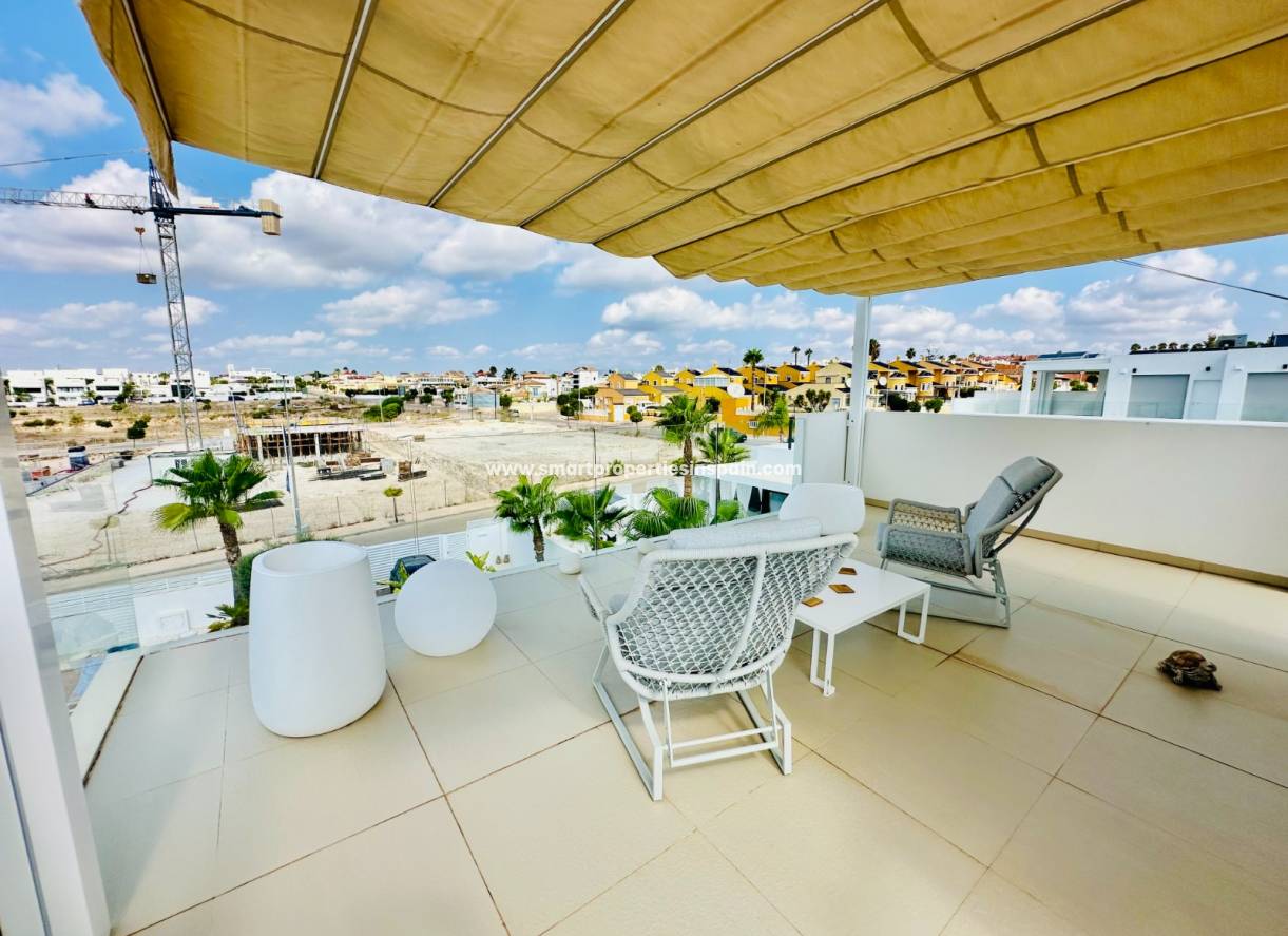 Reventa - Chalet Independiente - La Marina - Urbanización La Marina