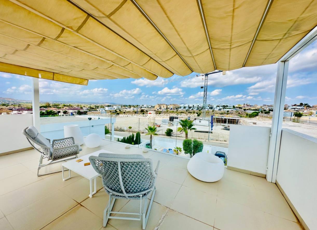 Reventa - Chalet Independiente - La Marina - Urbanización La Marina