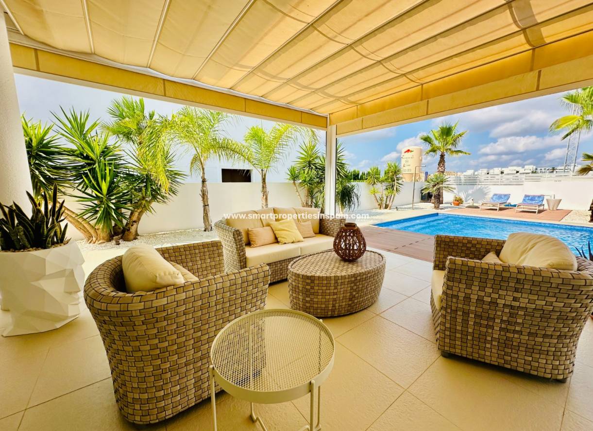 Reventa - Chalet Independiente - La Marina - Urbanización La Marina