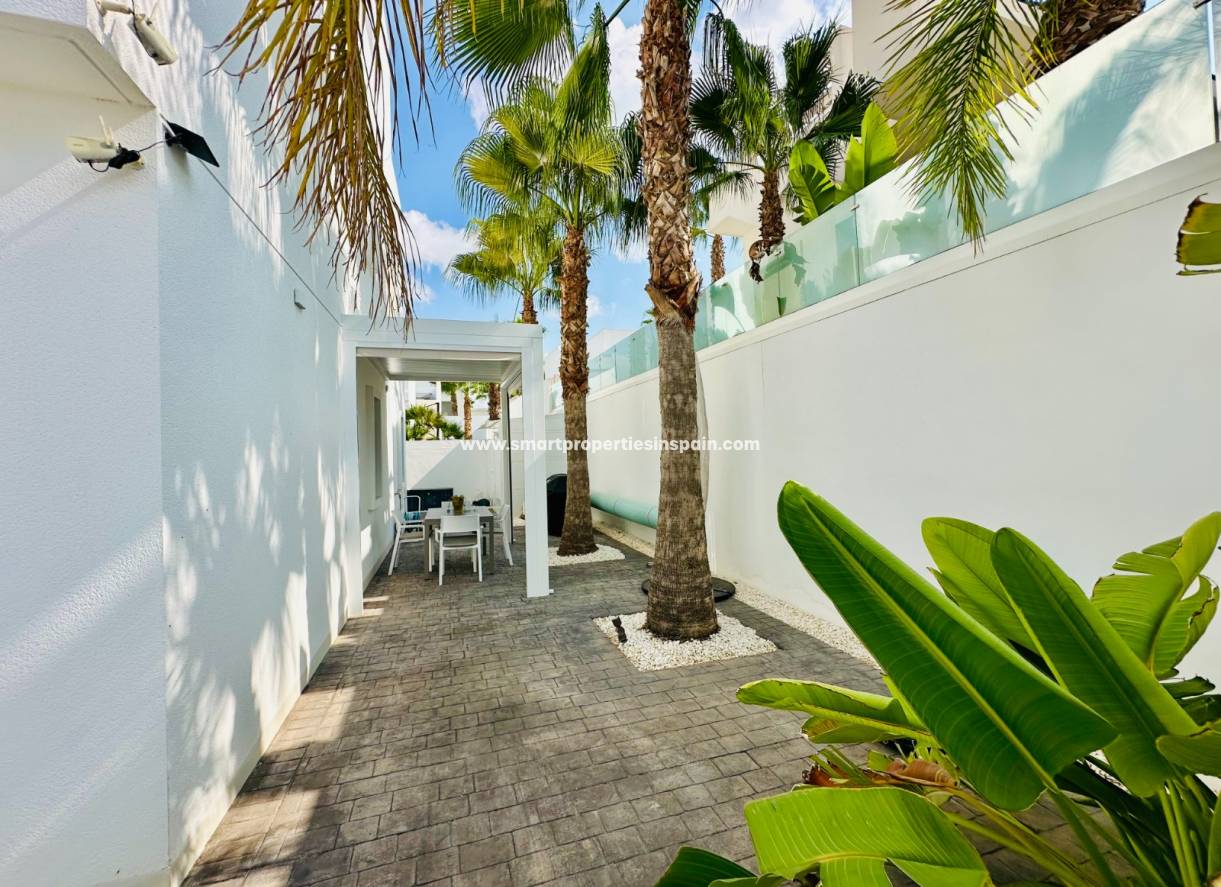 Reventa - Chalet Independiente - La Marina - Urbanización La Marina