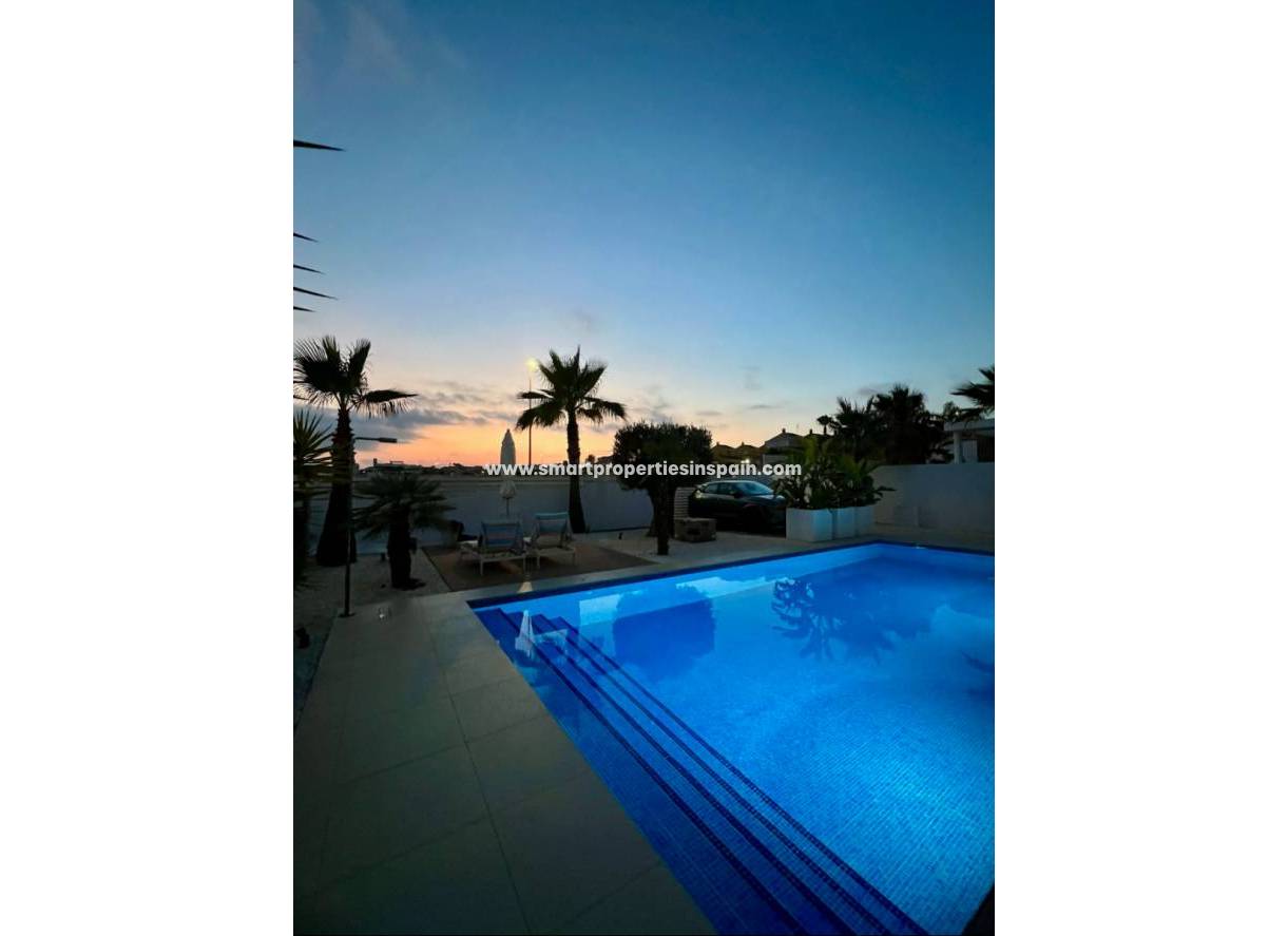 Reventa - Chalet Independiente - La Marina - Urbanización La Marina