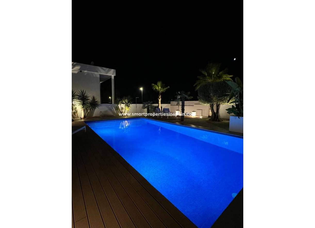 Reventa - Chalet Independiente - La Marina - Urbanización La Marina