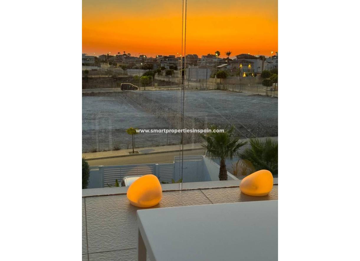 Reventa - Chalet Independiente - La Marina - Urbanización La Marina