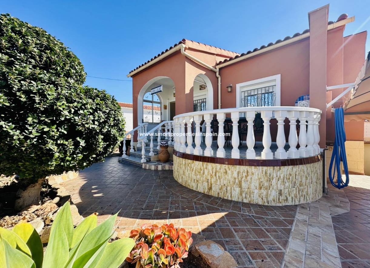 Reventa - Chalet Independiente - La Marina - Urbanización La Marina