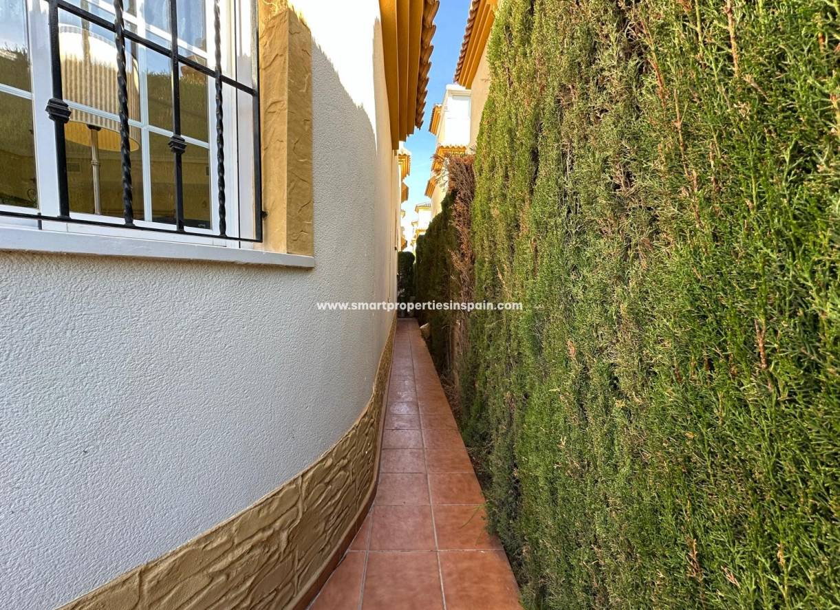 Reventa - Chalet Independiente - La Marina - Urbanización La Marina