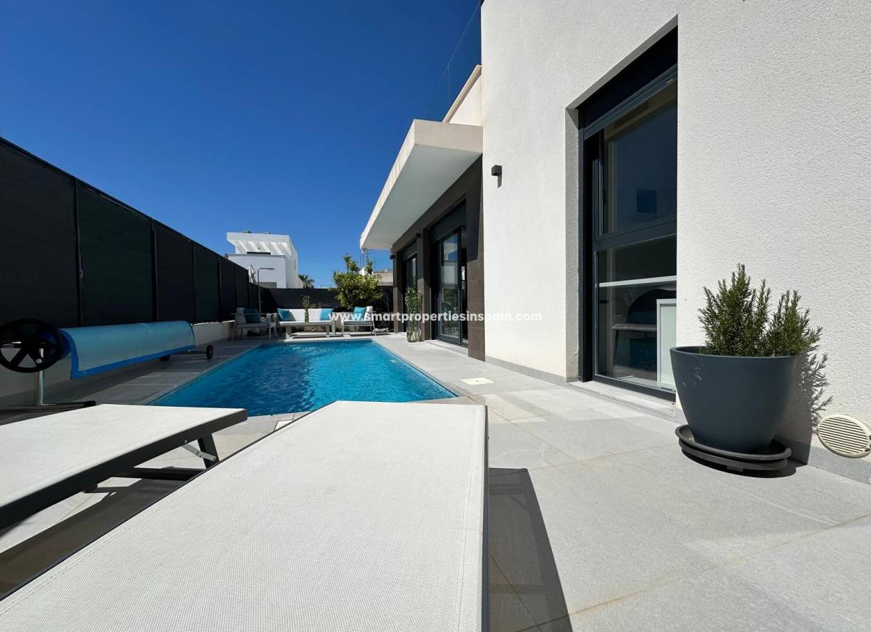 Reventa - Chalet Independiente - La Marina - Urbanización La Marina