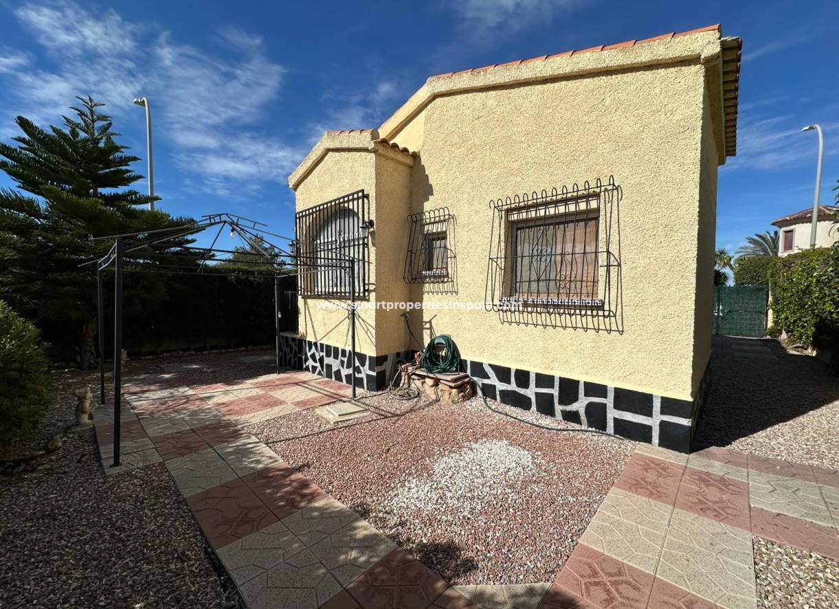 Reventa - Chalet Independiente - La Marina - Urbanización La Marina