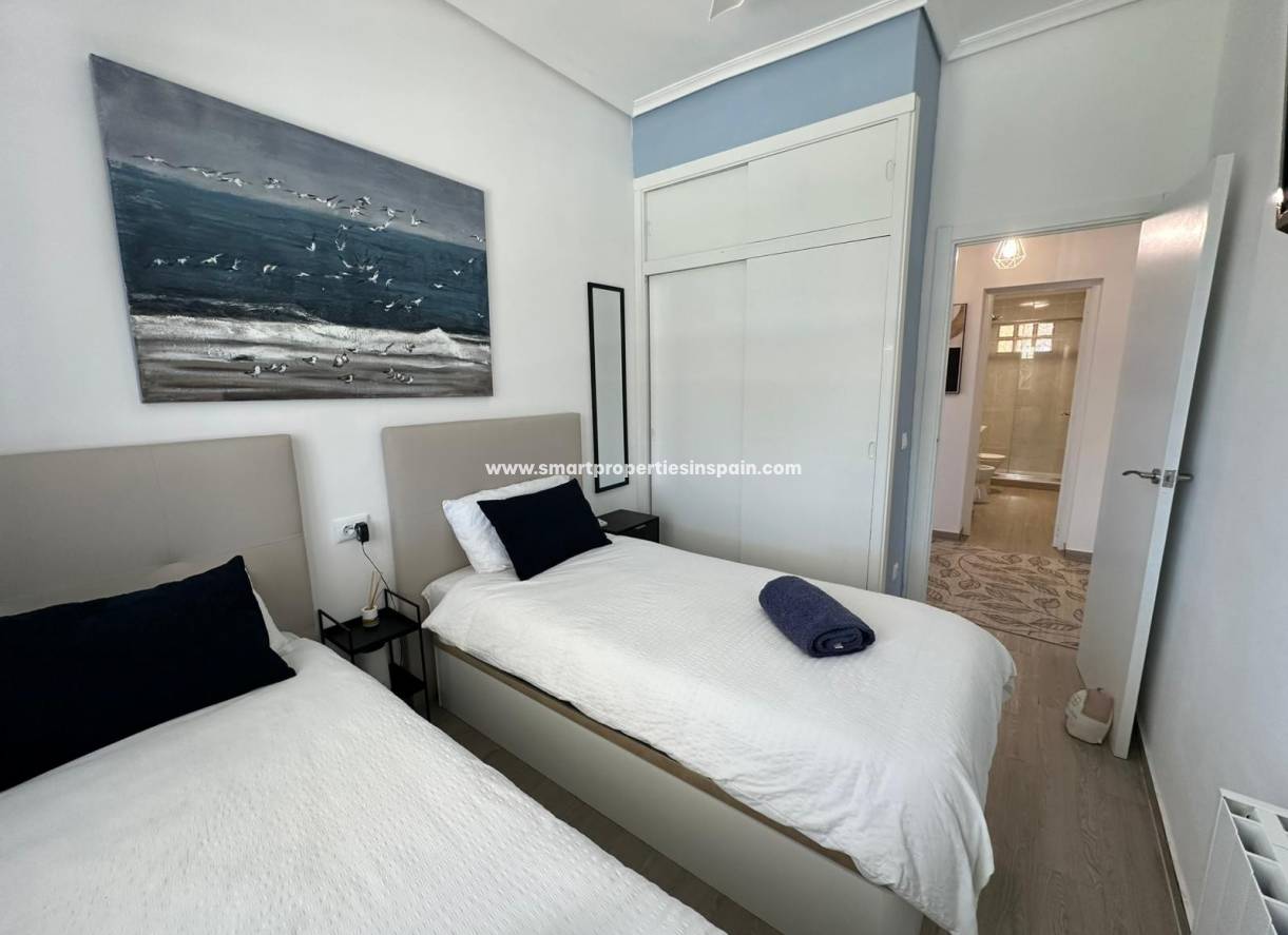 Reventa - Chalet Independiente - La Marina - Urbanización La Marina