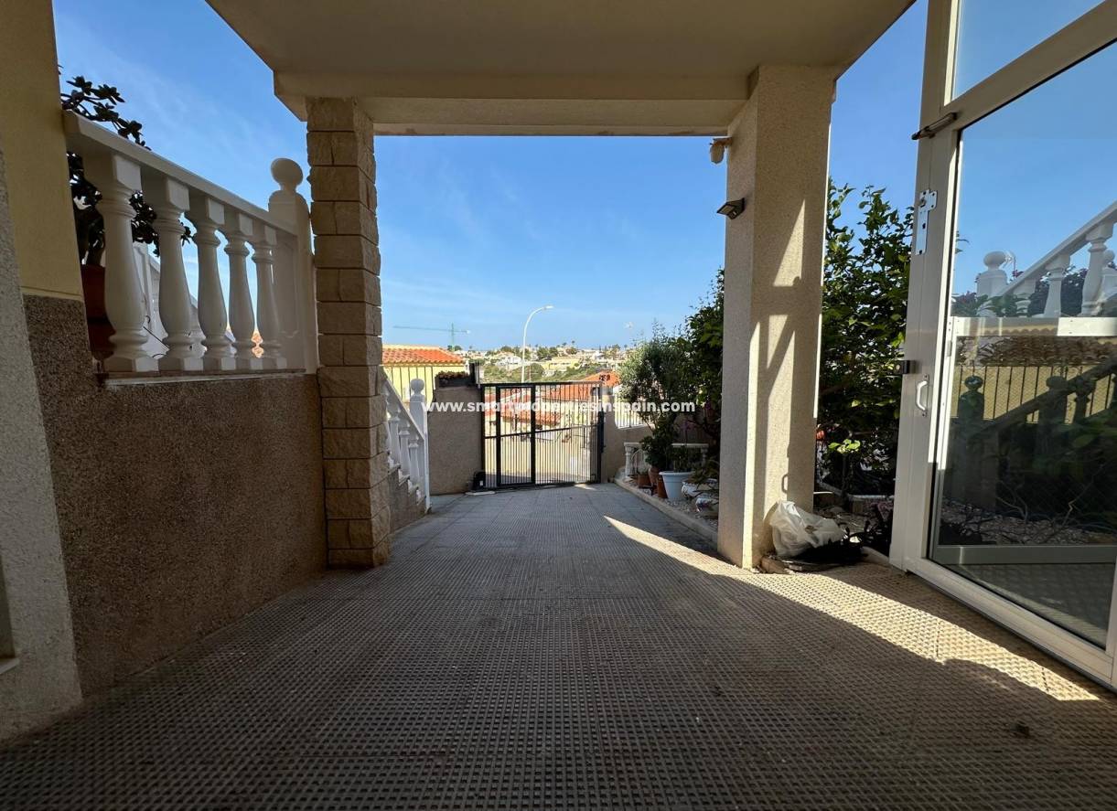 Reventa - Chalet Independiente - La Marina - Urbanización La Marina