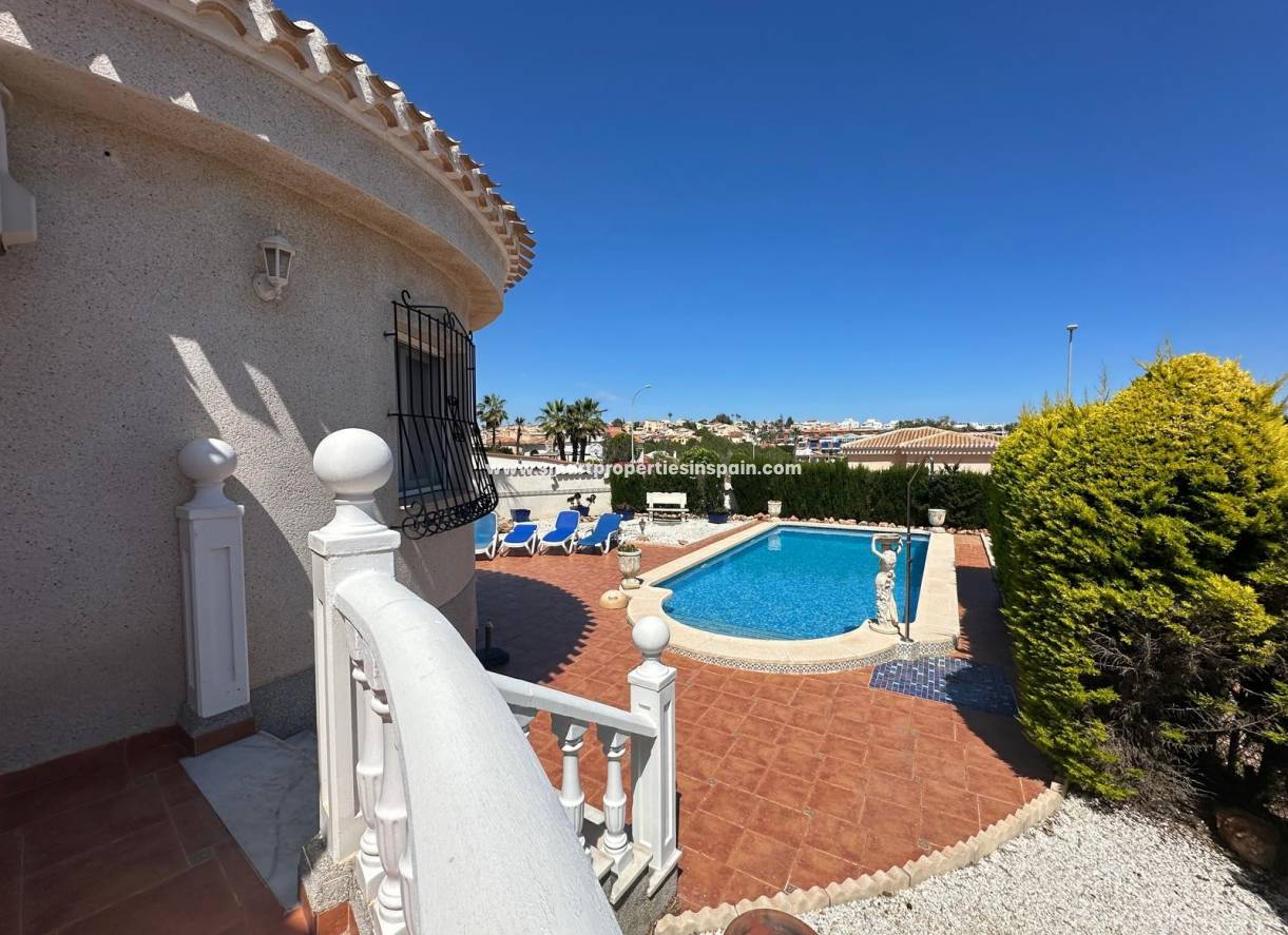 Reventa - Chalet Independiente - La Marina - Urbanización La Marina
