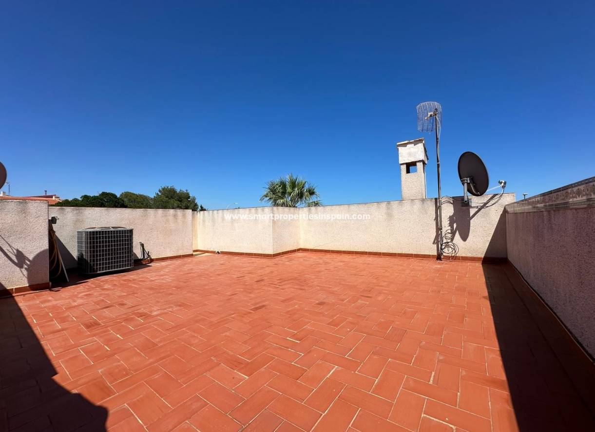 Reventa - Chalet Independiente - La Marina - Urbanización La Marina