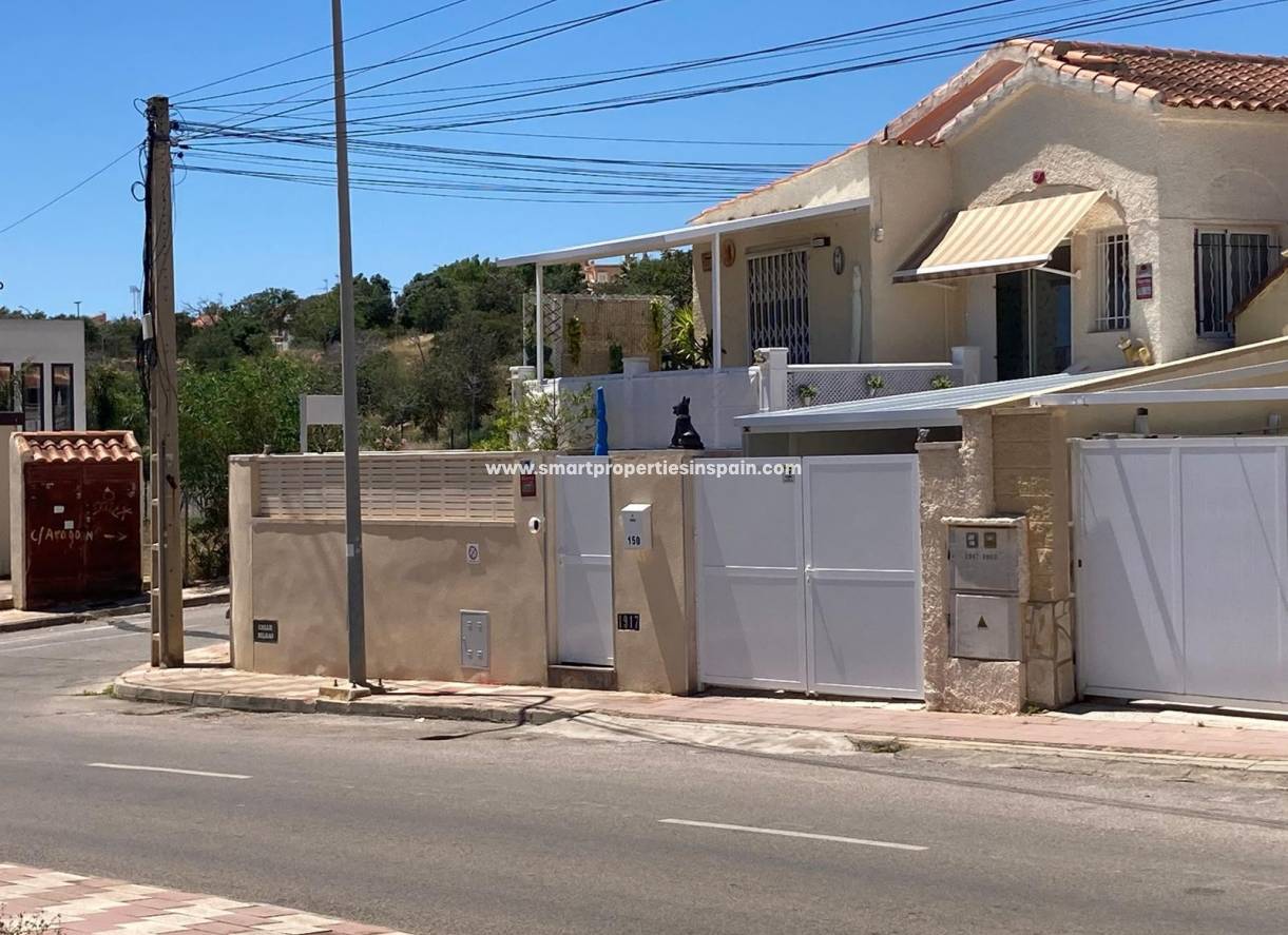 Reventa - Chalet Independiente - La Marina - Urbanización La Marina