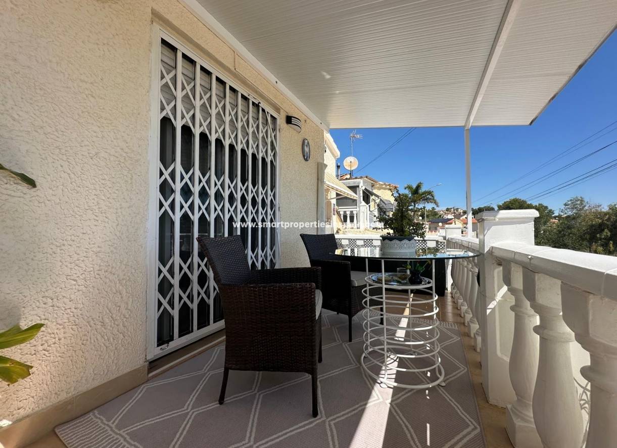 Reventa - Chalet Independiente - La Marina - Urbanización La Marina