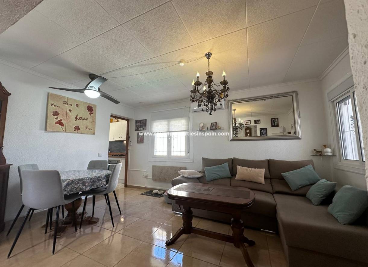 Reventa - Chalet Independiente - La Marina - Urbanización La Marina