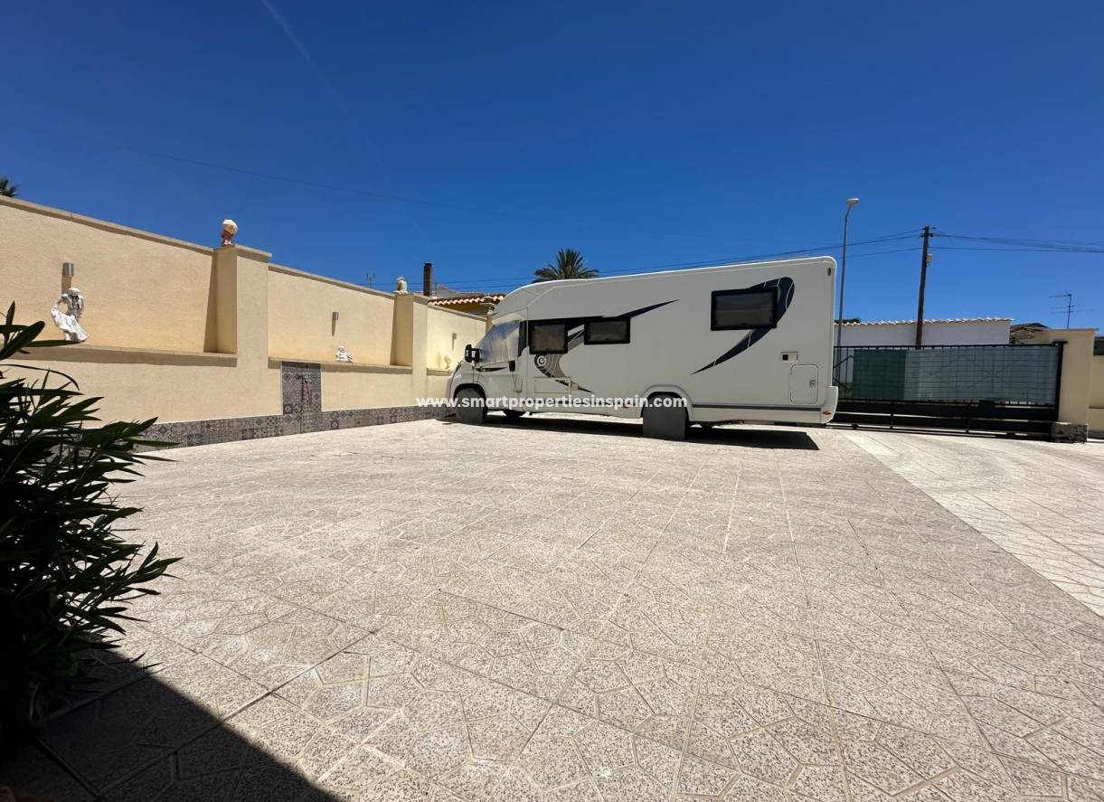 Reventa - Chalet Independiente - La Marina - Urbanización La Marina