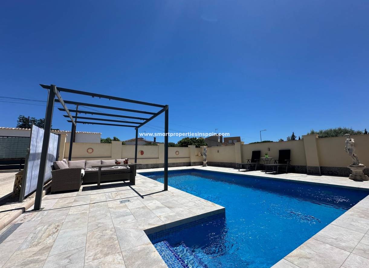 Reventa - Chalet Independiente - La Marina - Urbanización La Marina