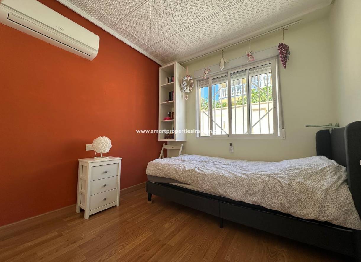 Reventa - Chalet Independiente - La Marina - Urbanización La Marina