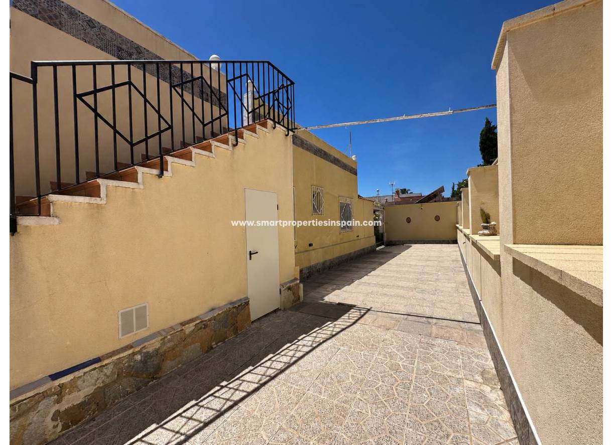 Reventa - Chalet Independiente - La Marina - Urbanización La Marina