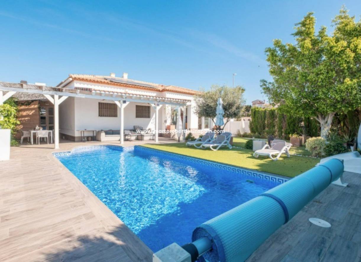 Reventa - Chalet Independiente - La Marina - Urbanización La Marina