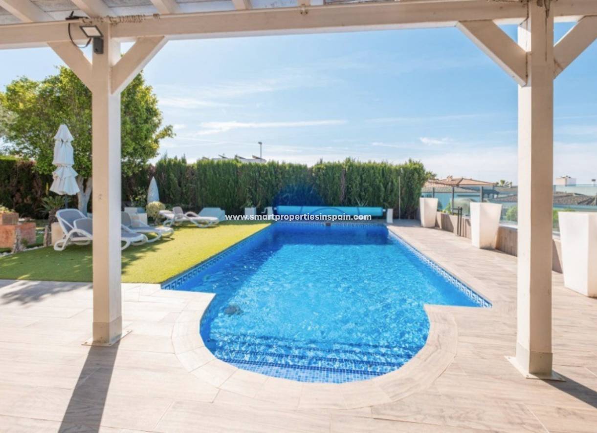 Reventa - Chalet Independiente - La Marina - Urbanización La Marina