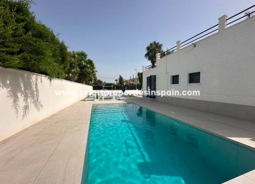 Reventa - Chalet Independiente - La Marina - Urbanización La Marina