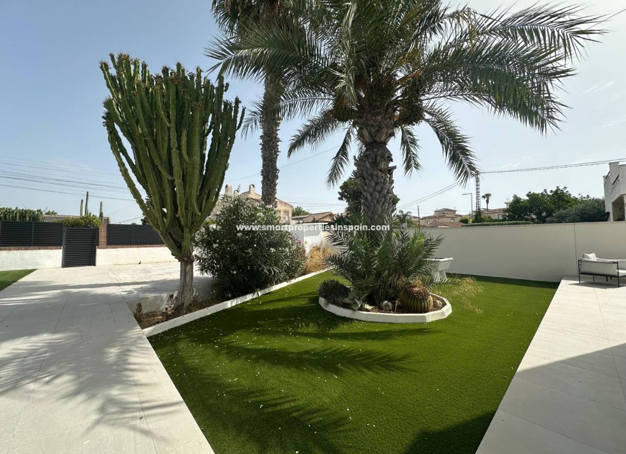 Reventa - Chalet Independiente - La Marina - Urbanización La Marina