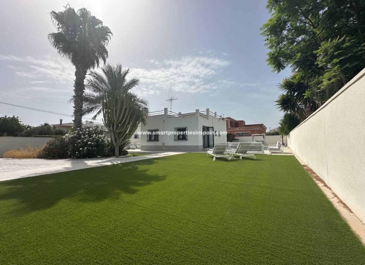 Reventa - Chalet Independiente - La Marina - Urbanización La Marina