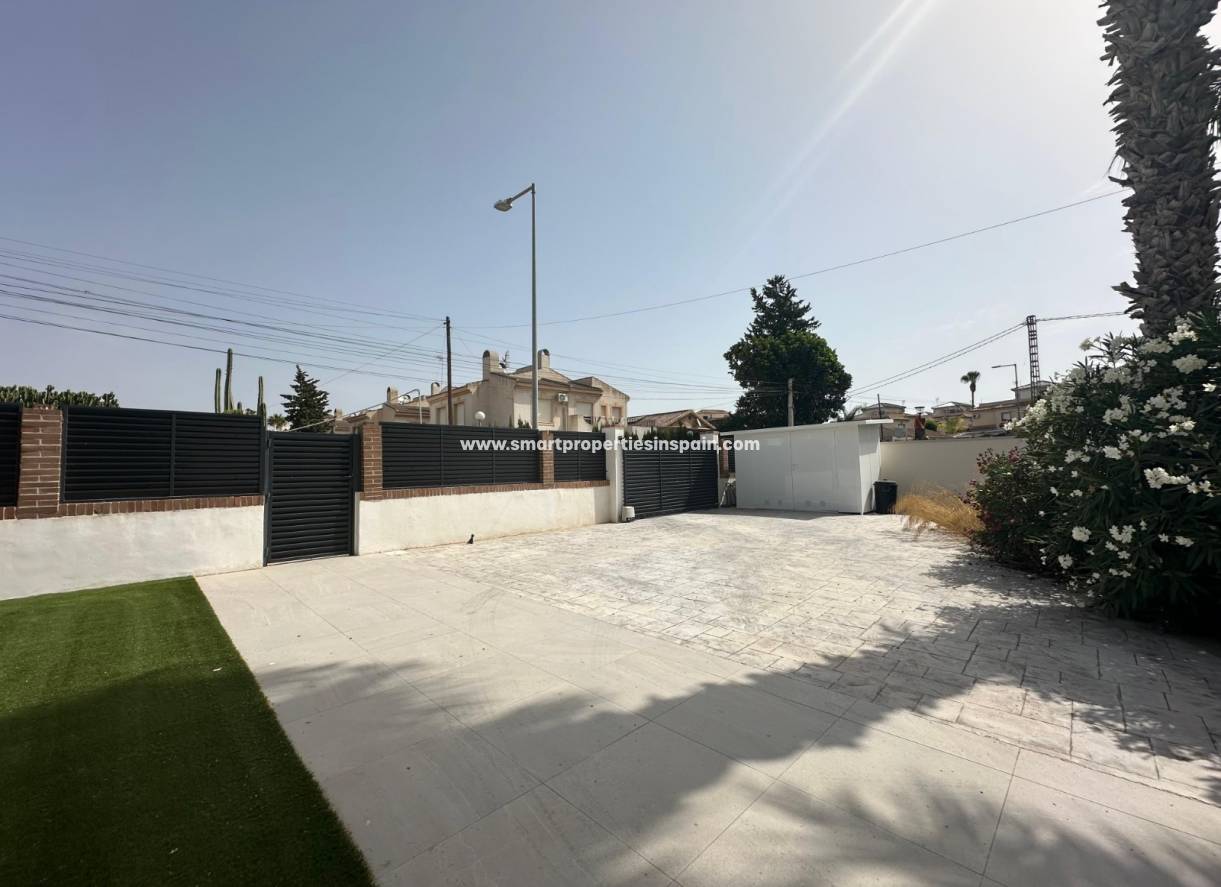 Reventa - Chalet Independiente - La Marina - Urbanización La Marina