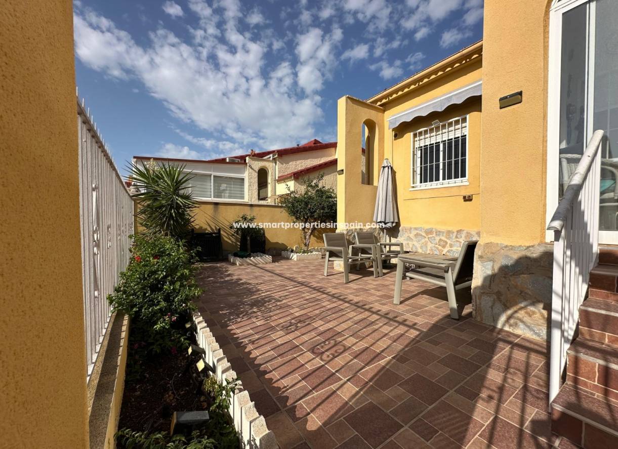 Reventa - Chalet Independiente - La Marina - Urbanización La Marina