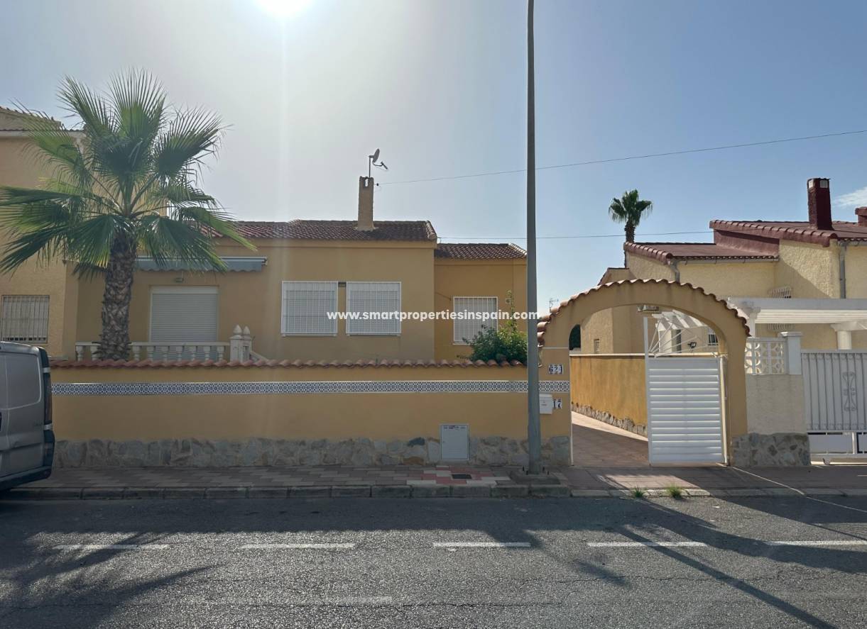Reventa - Chalet Independiente - La Marina - Urbanización La Marina