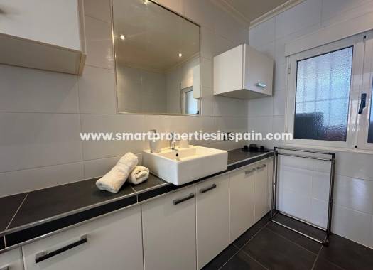 Reventa - Chalet Independiente - La Marina - Urbanización La Marina