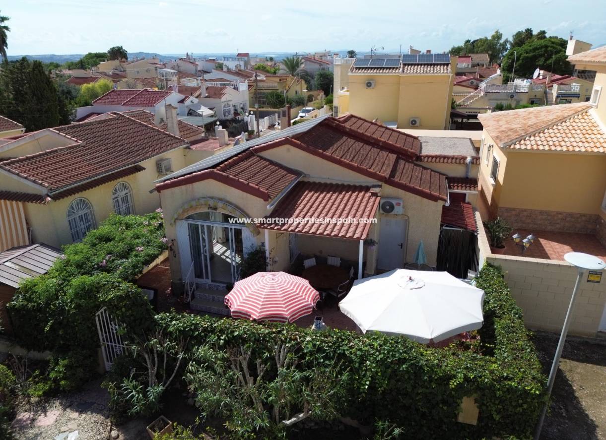 Reventa - Chalet Independiente - La Marina - Urbanización La Marina