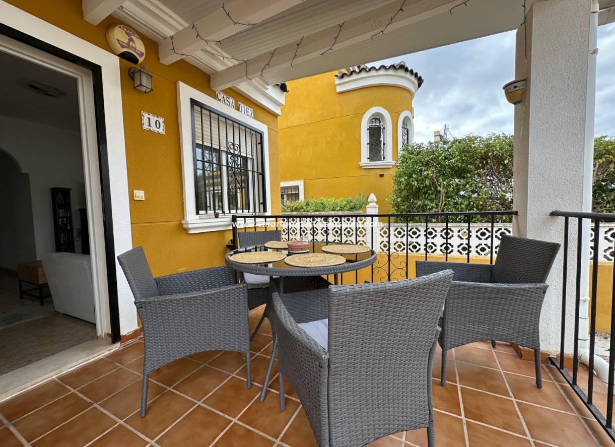 Reventa - Chalet Independiente - La Marina - Urbanización La Marina