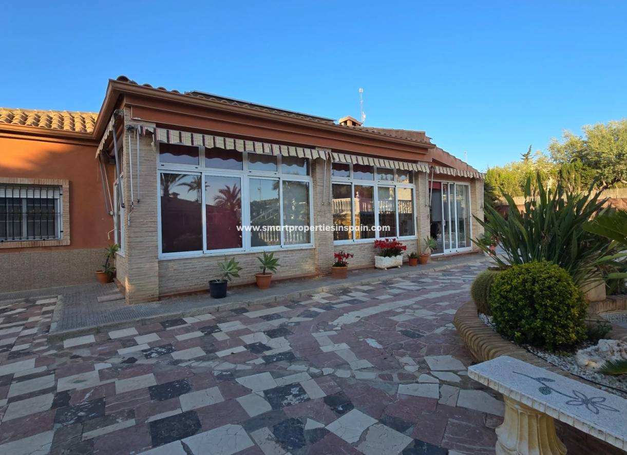 UNE MAISON