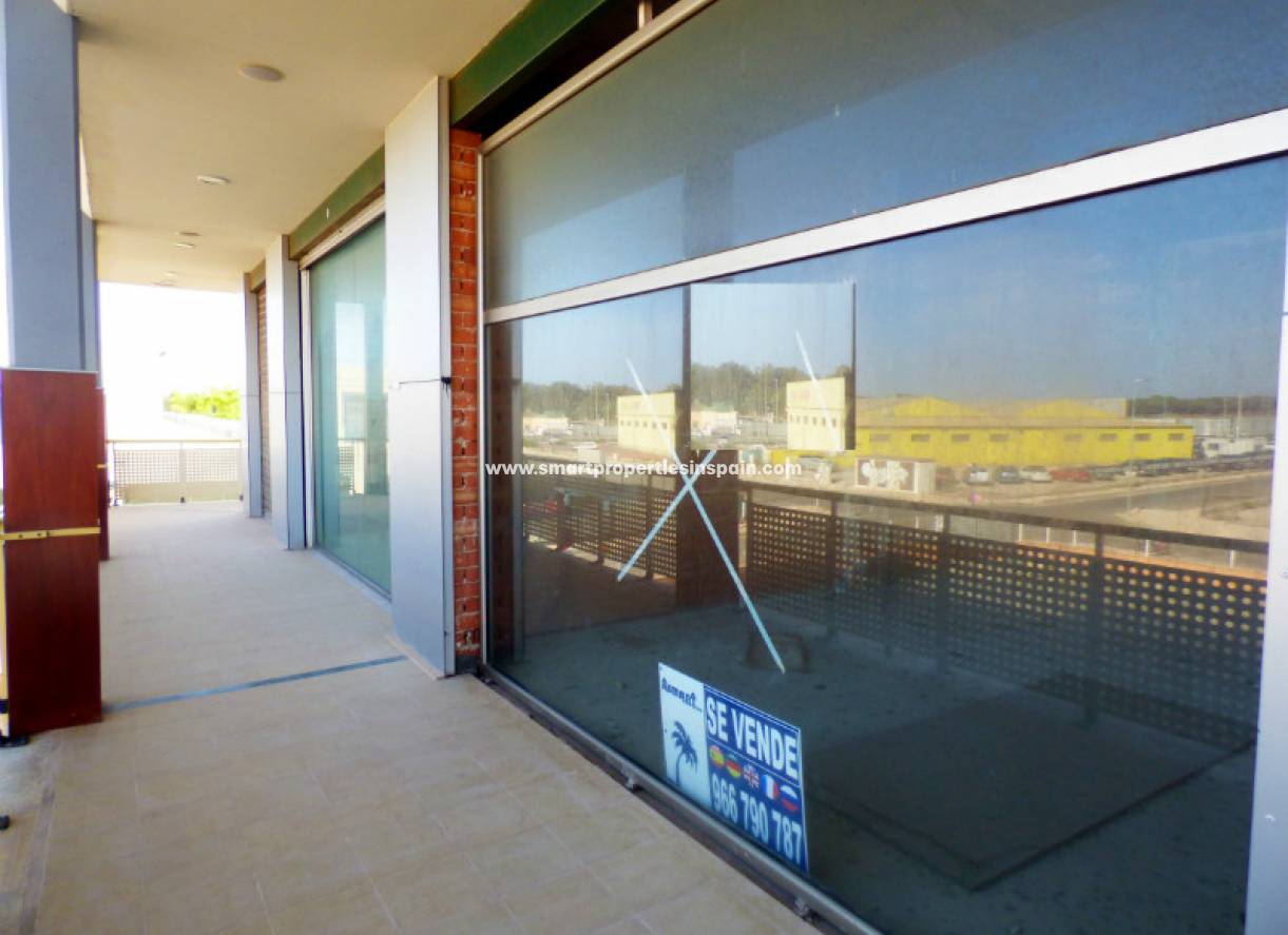 Wederverkoop - Commercial - La Marina - Urbanización La Marina