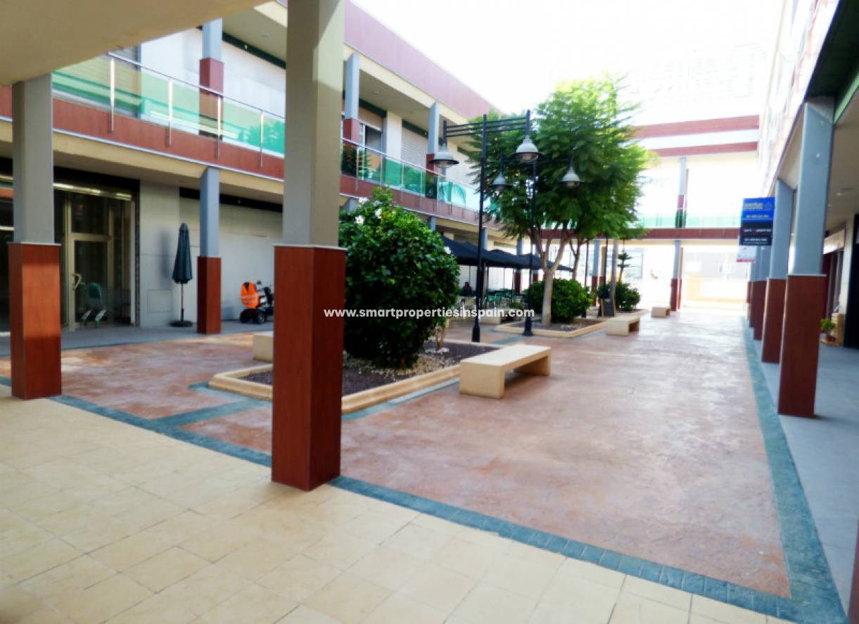 Wederverkoop - Commercial - La Marina - Urbanización La Marina