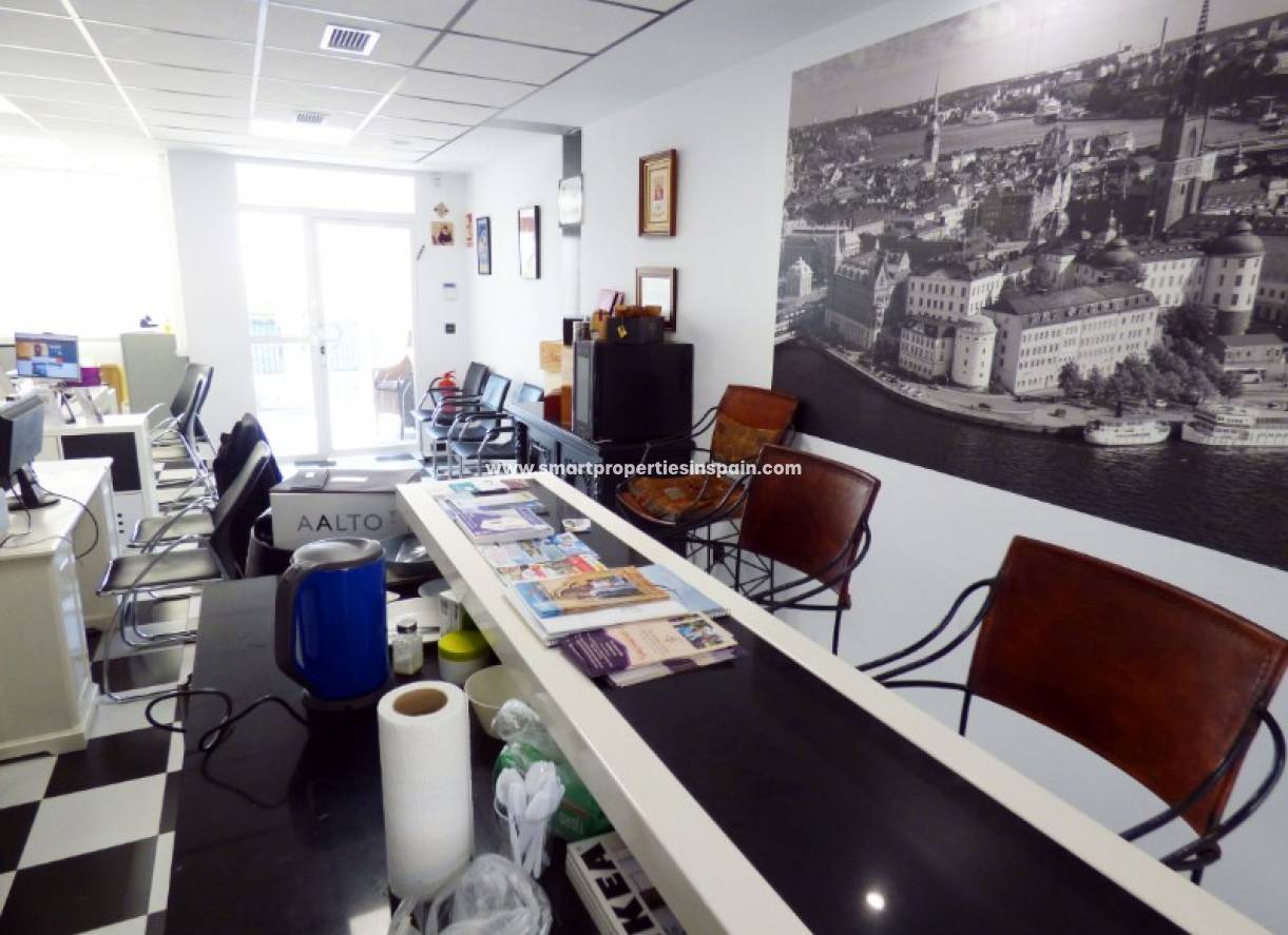 Wederverkoop - Commercial - La Marina - Urbanización La Marina