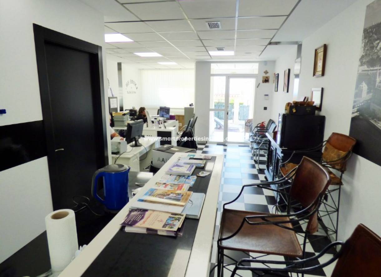 Wederverkoop - Commercial - La Marina - Urbanización La Marina