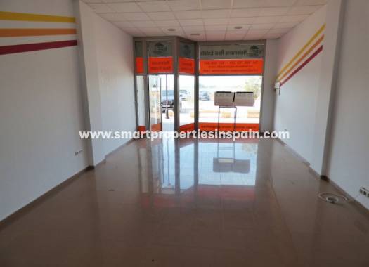Wederverkoop - Commercial - La Marina - Urbanización La Marina
