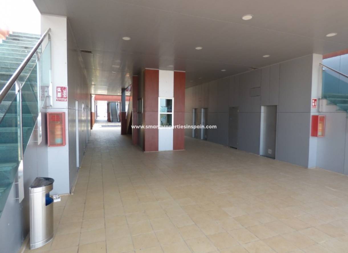 Wederverkoop - Commercial - La Marina - Urbanización La Marina