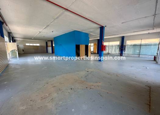 Wederverkoop - Commercial - La Marina - Urbanización La Marina