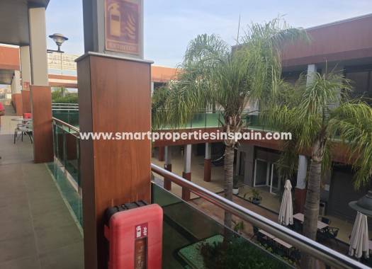 Wederverkoop - Commercial - La Marina - Urbanización La Marina